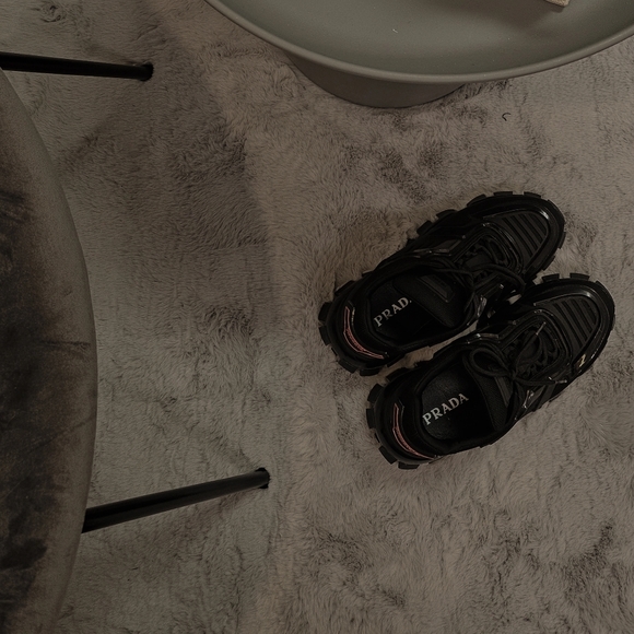 WELCOME TO MY CLOSET - Picture 1 of 1